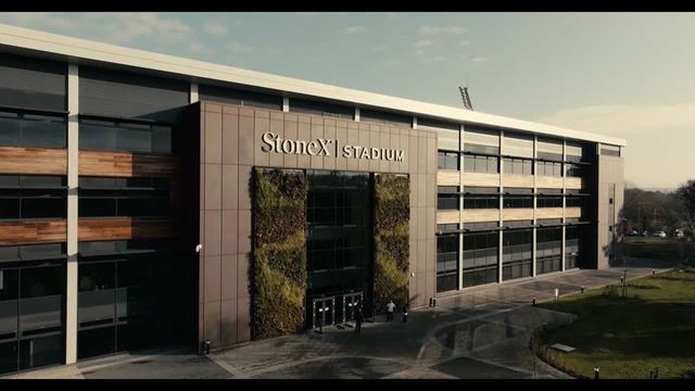 Video sân vận động StoneX (Saracens): mạng RUCKUS trọn bộ cho hơn 10.000 khán giả, hết vùng chết